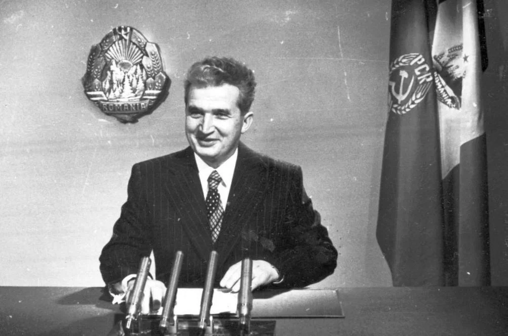 Ceaușescu geeft een oudejaarsavondboodschap op radio en televisie, 1978 (Foto: Romanian Communism Online Photo Collection - wiki)