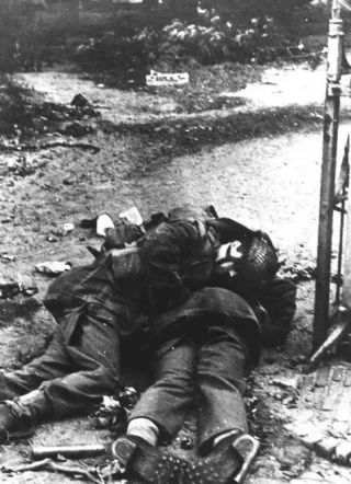 Twee gesneuvelde Britse airbornes in Arnhem. De foto is gemaakt tijdens Operatie Market Garden. (Bron: Oorlogsbronnen, collectie NIOD)