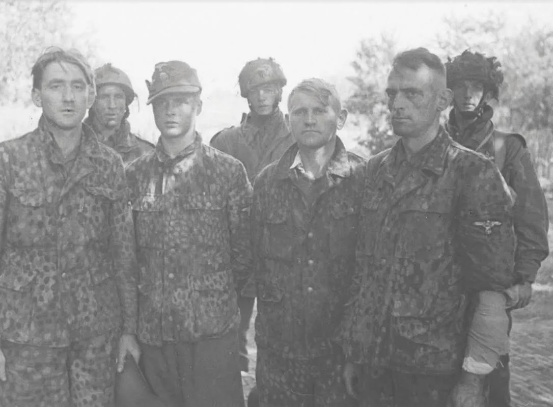 Vier krijgsgevangen Waffen-SS’ers tijdens Operatie Market Garden. (Bron: Oorlogsbronnen, collectie NIOD)