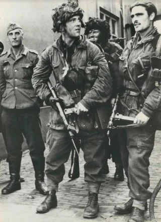 Een patrouille van Britse parachutisten vlakbij Oosterbeek op 18 september 1944. De Britten hebben een Duitse soldaat gevangen genomen. (Bron: Oorlogsbronnen, collectie NIOD)