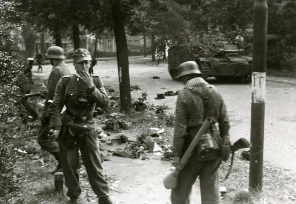 Duitse militairen zoeken naar achtergebleven uitrustingsstukken die achtergebleven zijn na de gevechten op 17 september in Arnhem. De foto is gemaakt op 19 september 1944. (Bron: Oorlogsbronnen, collectie NIMH)