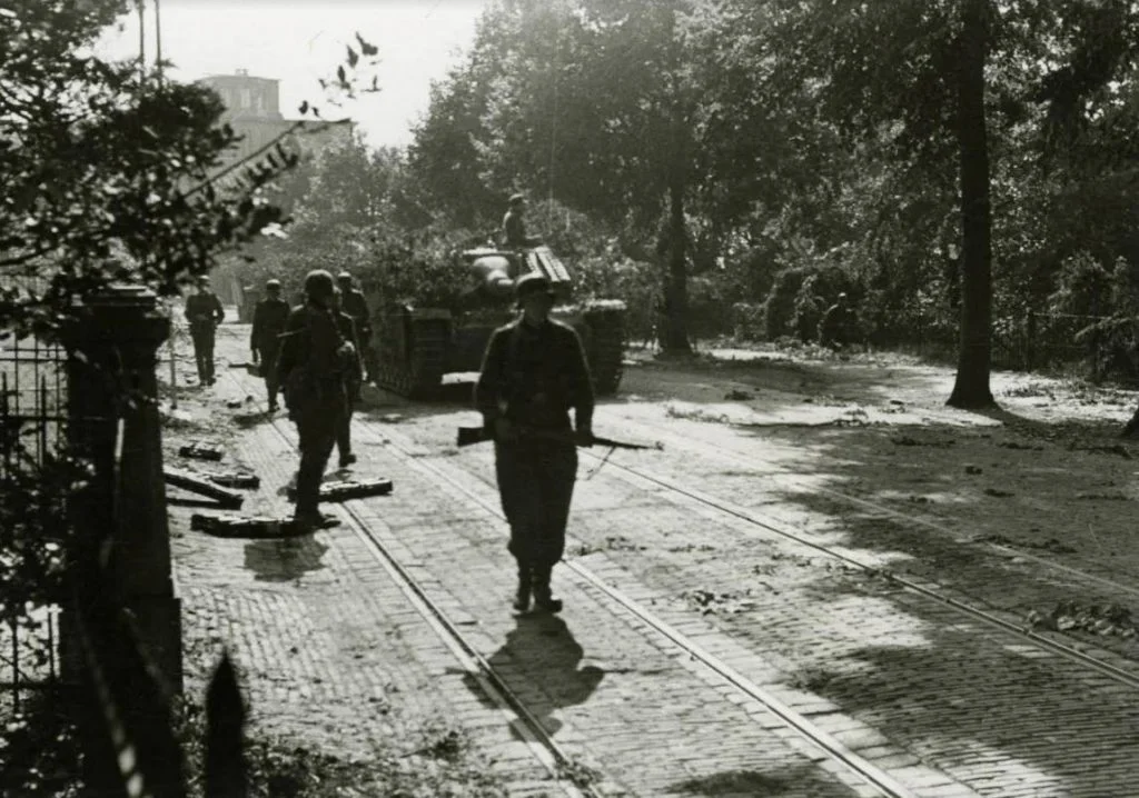 Duitse militairen trekken door de Utrechtseweg in Arnhem op 19 september 1944. (Bron: Oorlogsbronnen, collectie NIMH)