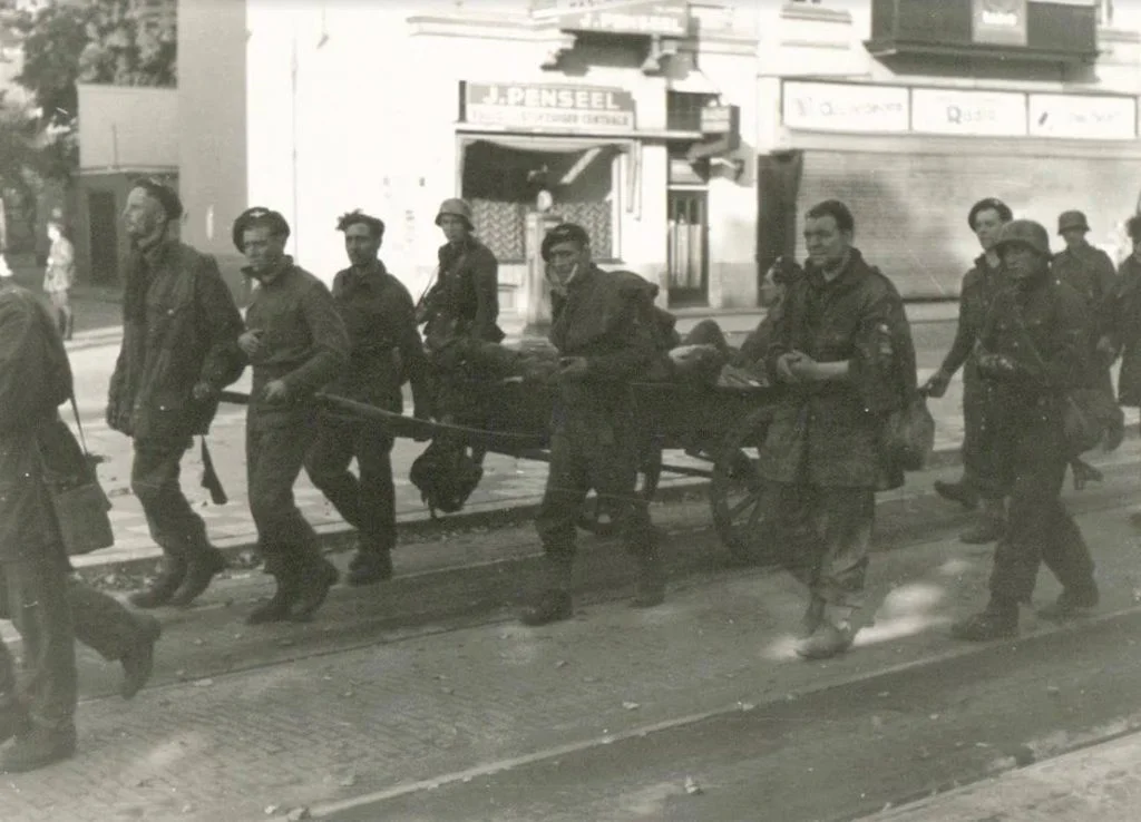 Britse krijgsgevangenen, waarvan een groot deel gewond, worden onder Duitse bewaking afgevoerd op de Jansbinnensingel in Arnhem. De foto is gemaakt tijdens Operatie Market Garden, op 19 september 1944. (Bron: Oorlogsbronnen, collectie NIMH)