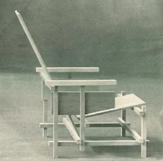 Onbeschilderde Rietveldstoel. Afgebeeld als Bijlage XXII in De Stijl, 2e jaargang, nummer 11, september 1919
