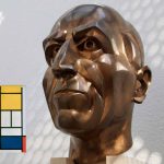 Bronzen buste van Piet Mondriaan te zien in het Mondriaanhuis in Amersfoort - Ferry Hoedeman, 1999 - Inzet: Compositie met groot rood vlak, geel, zwart, grijs en blauw (Foto: Historiek, 2019)