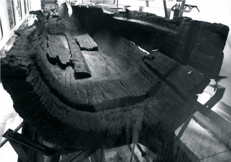 De Hasholme Logboat, Hull and East Riding Museum, Hull, Engeland. De boot dateert van tussen 700 en 340 voor Christus, de IJzertijd. De 13 meter lange boot is opgebouwd uit een uitgeholde eik, de boorden zijn verhoogd met planken die met deuvels aan de romp bevestigd zijn. Foto: Robert Nash. Uit: Van boom tot boot
