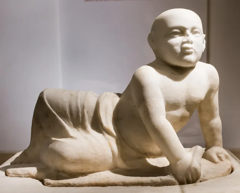 Beeld van een baby met vogel uit Bustan-esh Sheikh (Nationaal Museum, Beiroet)