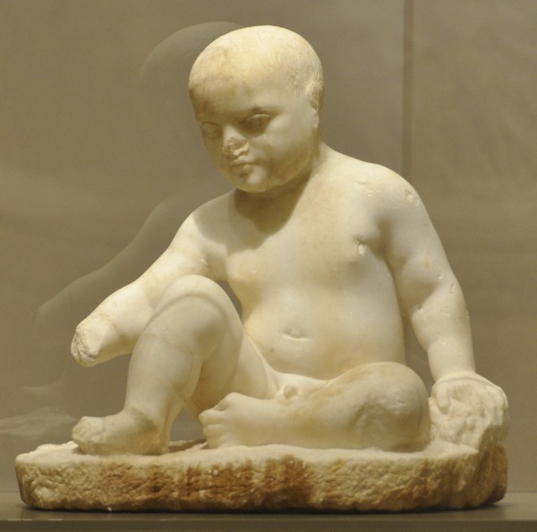 Beeld van een baby met vogel uit Bustan-esh Sheikh (Nationaal Museum, Beiroet)