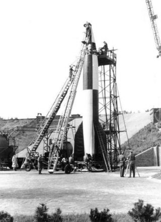 Voorbereidingen bij de start van een V2-raket, op de testlanceerbasis Peenemünde, maart 1942.