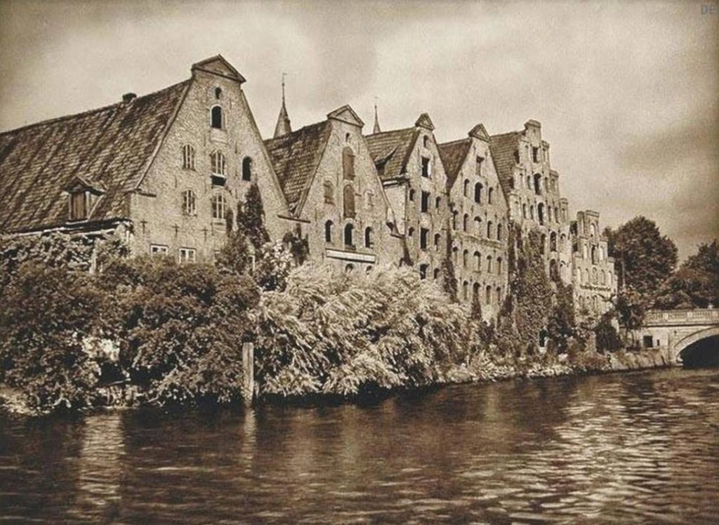 Zoutpakhuizen in Lübeck (foto Kurt Hielscher, 1925)