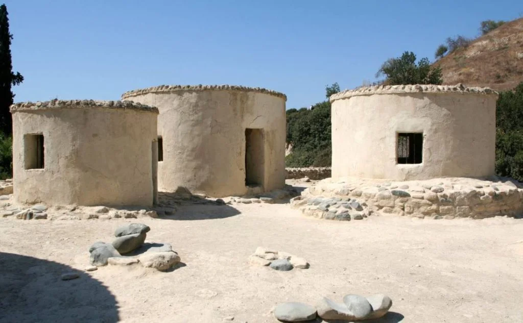 Recente foto van ‘ronde huizen’ in de neolithische nederzetting Khirokitia.