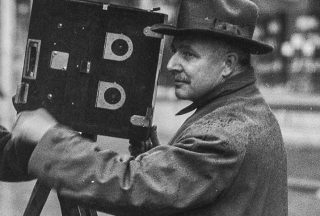 Willy Mullens achter de camera in 1928 in Breda