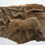 Enkidu, Gilgameš en de hemelstier: reliëf uit Nuzi (Pergamonmuseum, Berlijn)