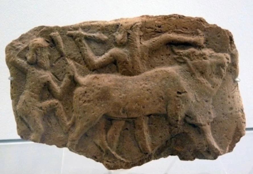 Enkidu, Gilgameš en de hemelstier: reliëf uit Nuzi (Pergamonmuseum, Berlijn)