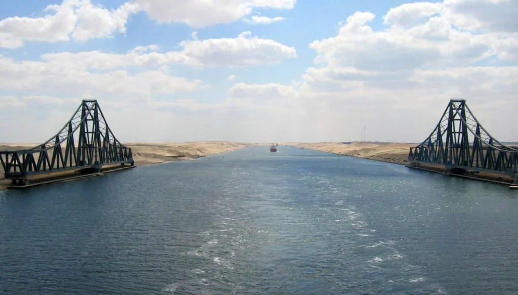 Het Suezkanaal bij de El Ferdan spoorbrug