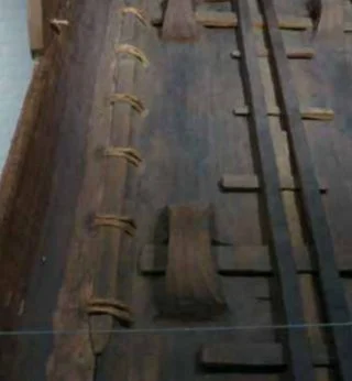 Reconstructie van een deel van de in Dover gevonden eikenhouten boot uit de bronstijd van rond 1550 voor Christus. Het is een sewn plank boat: de planken zijn met twijgen aan elkaar bevestigd.