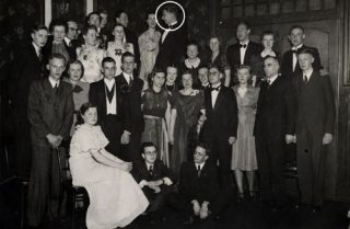 De Kat was één van de weinige protestantse studenten aan de katholieke universiteit in Nijmegen. De enige foto van hem bekend is, toepasselijk genoeg, een groepsfoto van protestantse studenten. De man boven in het midden is De Kat. Foto: Regionaal Archief Nijmegen.