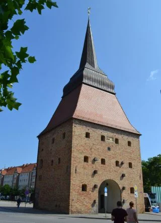 De Steintor behoorde tot het zuidelijk deel van de stadsversterking van Rostock; de huidige vorm dateert uit 1574-1577. | Foto H.M.D. Dekker. 