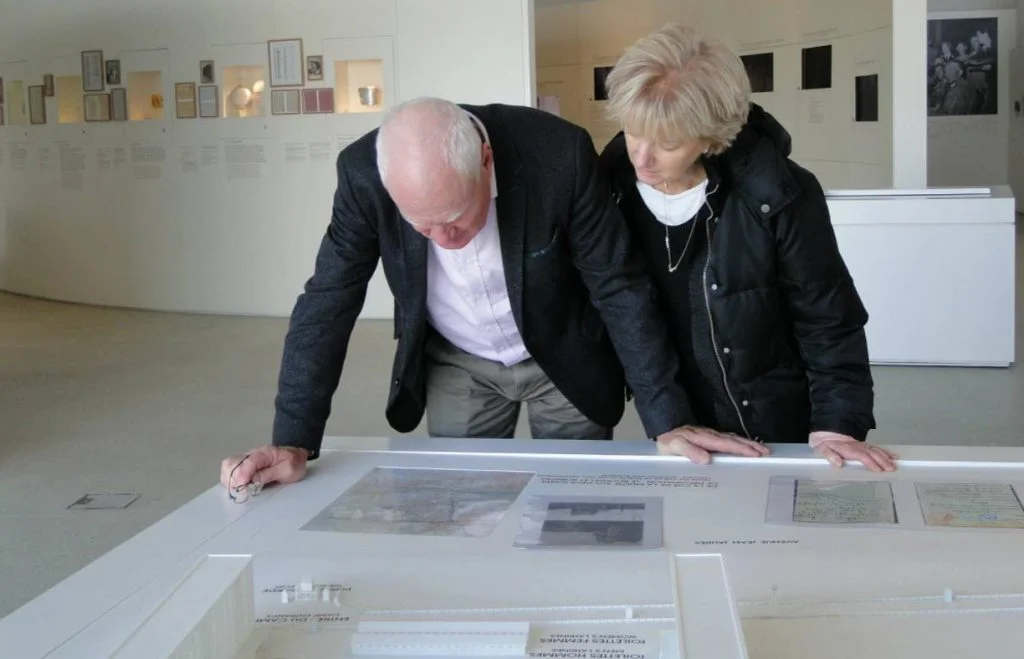 John  en Sally Giles-Kartun in het documentatiecentrum Shoah Memorial Drancy 