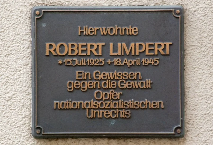 Herinneringsplaquette op het geboortehuis van Robert Limpert 