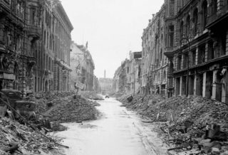 Verwoest Berlijn, 1945