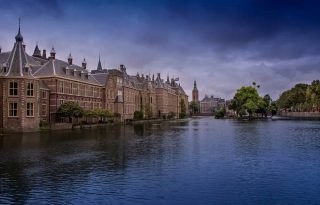 Verzorgingsstaat - Den Haag, met links het Torentje van de minister-president