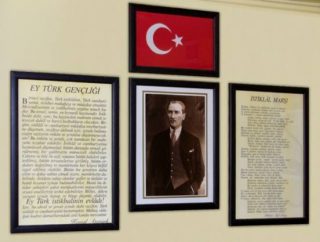 Foto gemaakt in een Turks klaslokaal met rechts de tekst van het volkslied van Turkije