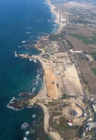 Luchtfoto van de opgravingen in Caesarea  Maritima