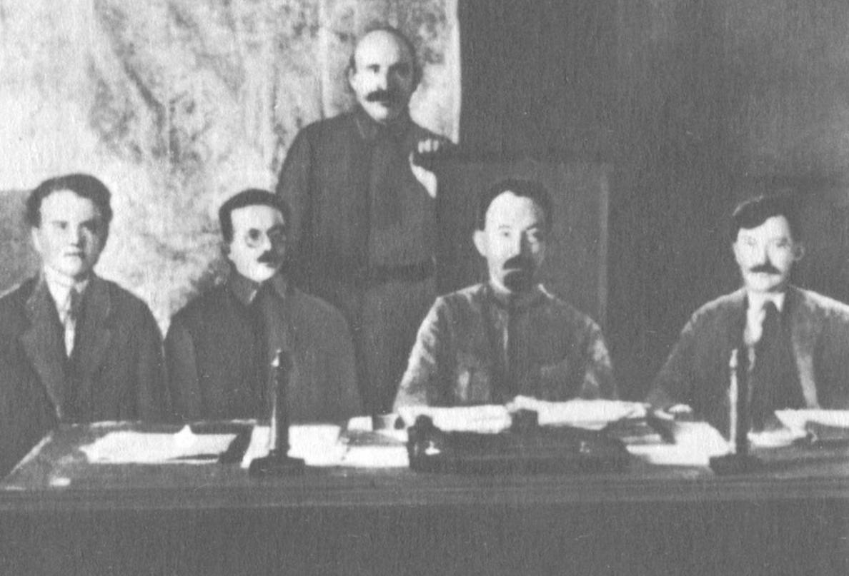 Leden van het presidium van de Tsjeka, 1921. Tweede van rechts: Dzerzjinski