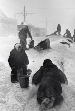 Inwoners van Leningrad halen water uit een gebroken waterpijp, 1942
