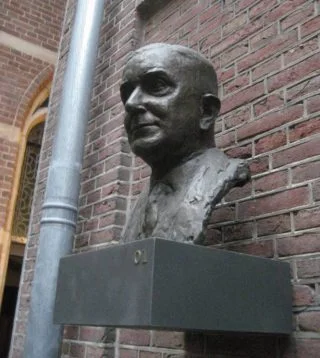 Buste van Cleveringa in het Academiegebouw in Leiden