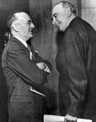 John Maynard Keynes (rechts) en Harry Dexter White op de Bretton Woods-Conferentie. 