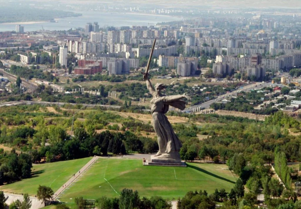 Het Moederland roept - Moeder Rusland - Zicht op het monument en de stad