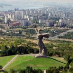 Het Moederland roept - Moeder Rusland - Zicht op het monument en de stad