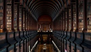 Afbeelding van de Long Room in Trinity College. Op een van de achterliggende etages is de Fagelcollectie geplaatst.