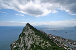 Zuilen van Hercules - Rots van Gibraltar met aan de overzijde de Marokkaanse kust