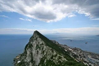 Zuilen van Hercules - Rots van Gibraltar met aan de overzijde de Marokkaanse kust