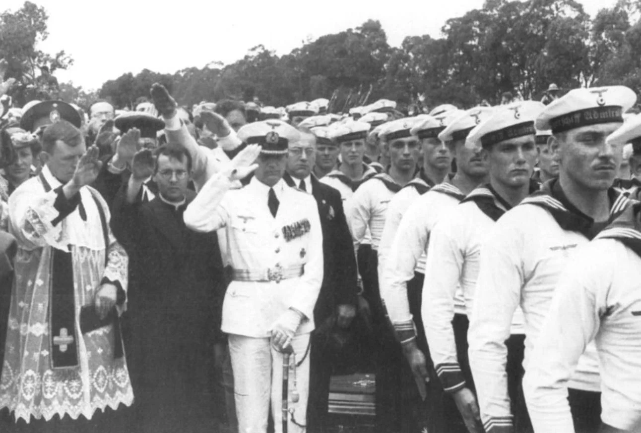 Hans Langsdorff met zijn bemanning bij de Rio de la Plata