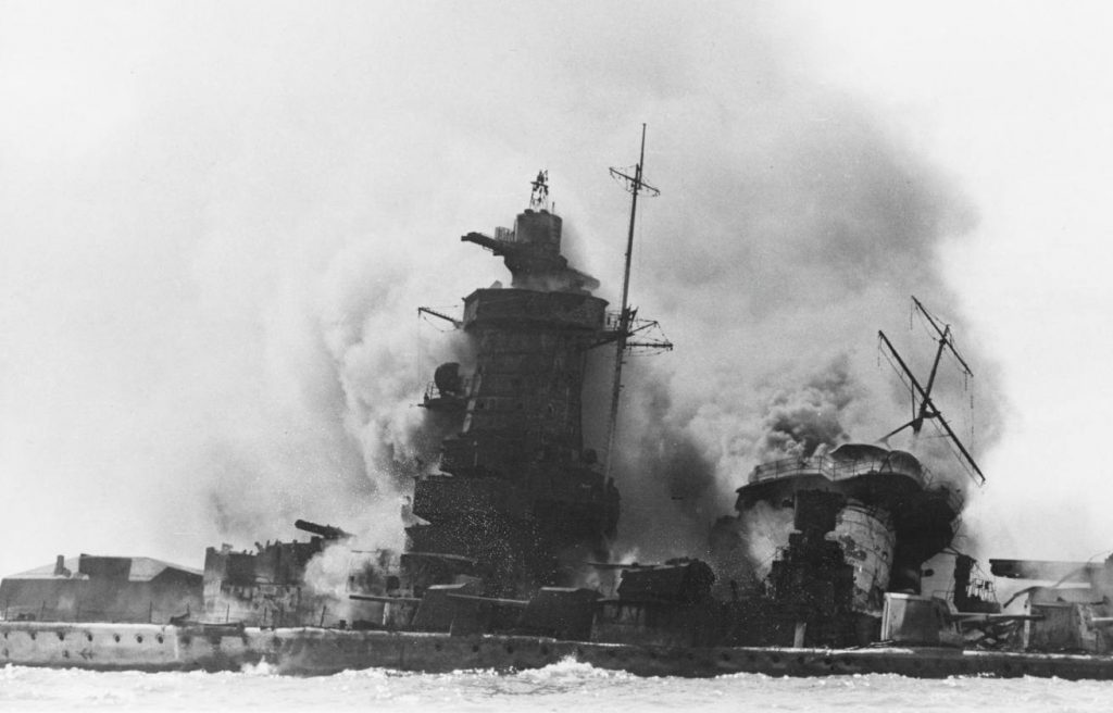 De Admiral Graf Spee wordt tot zinken gebracht.