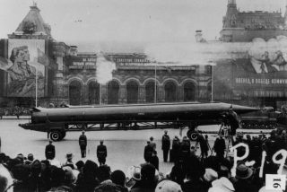Cubacrisis - CIA-foto van een Russische raket op het Rode Plein in Moskou