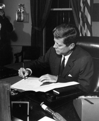 President Kennedy tijdens de Cubacrisis