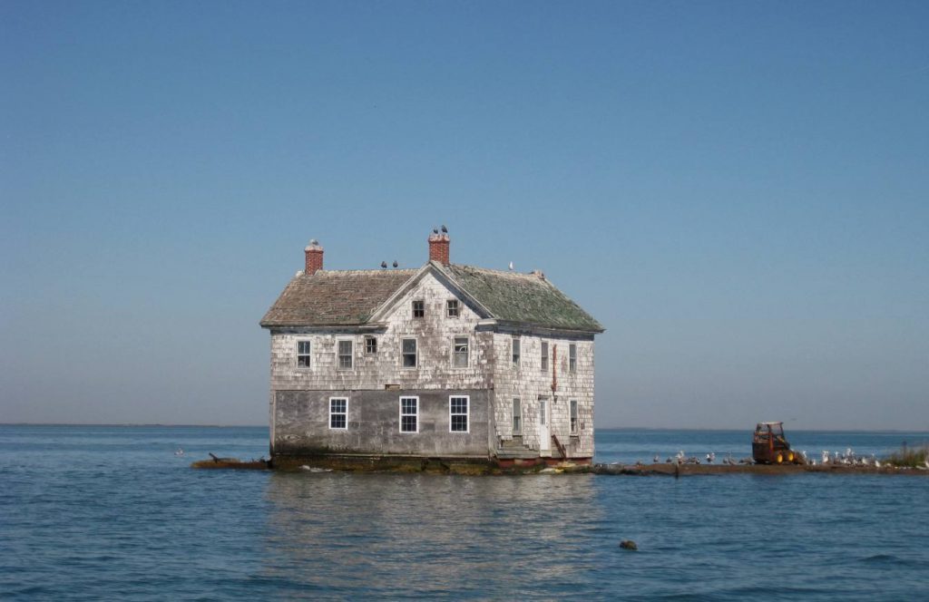 Het laatste huis van Holland Island in oktober 2009. Het verdween in oktober 2010 volledig in de baai.
