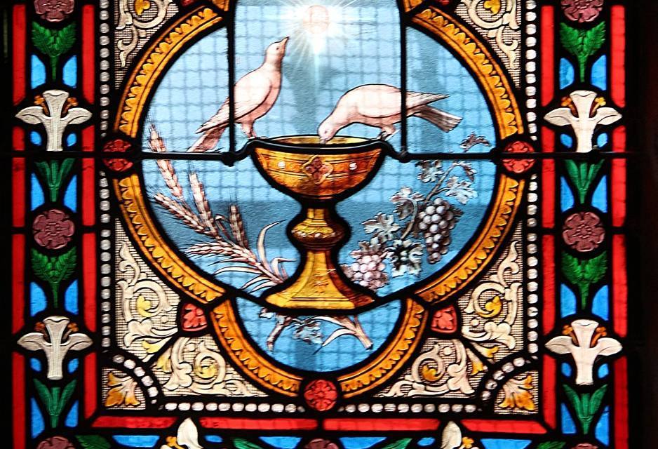 Afbeelding van de Heilige graal op een glas-in-lood raam in Finistère, Frankrijk