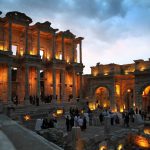 Gevel van de Bibliotheek van Celsus bij avondlicht