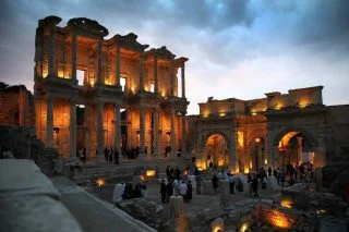 Gevel van de Bibliotheek van Celsus bij avondlicht
