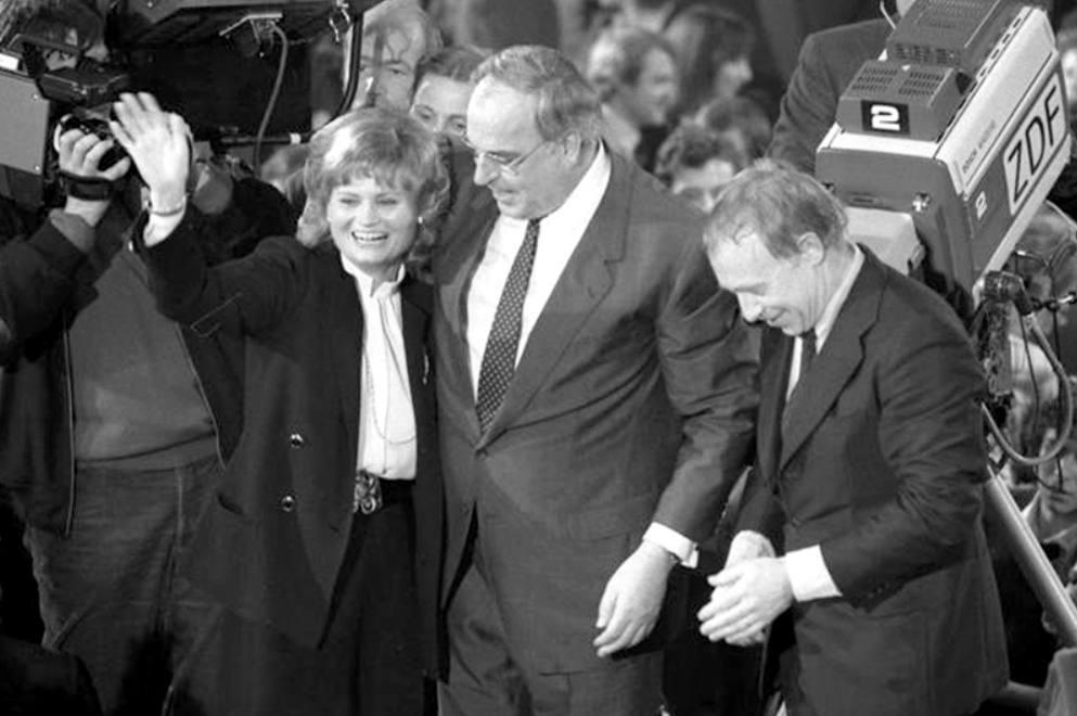Kohl met zijn vrouw Hannelore en Heiner Geißler op de CDU-verkiezingsparty op 6 maart 1983.