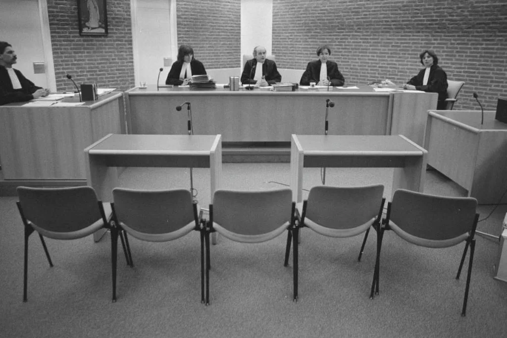Rechtszaak tegen de Kedichem-verdachten, 1987 – de vijf verdachten zijn niet verschenen.