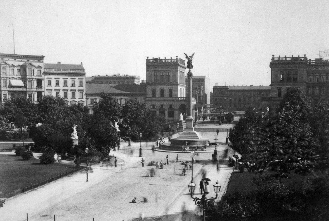 Friedessäule op de Belle-Alliance-Platz in Berlijn, rond 1900 - Foto door F. Albert