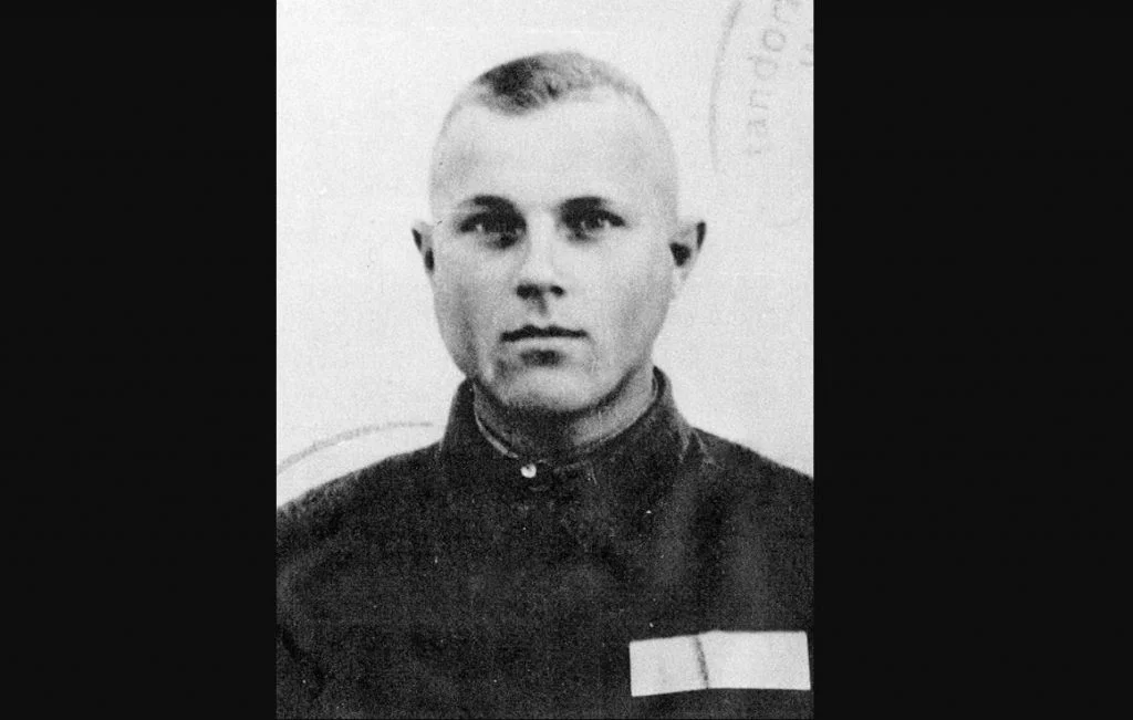 Al langer bekende foto van Demjanjuk, uit zijn "SS-Ausweis" uit 1943