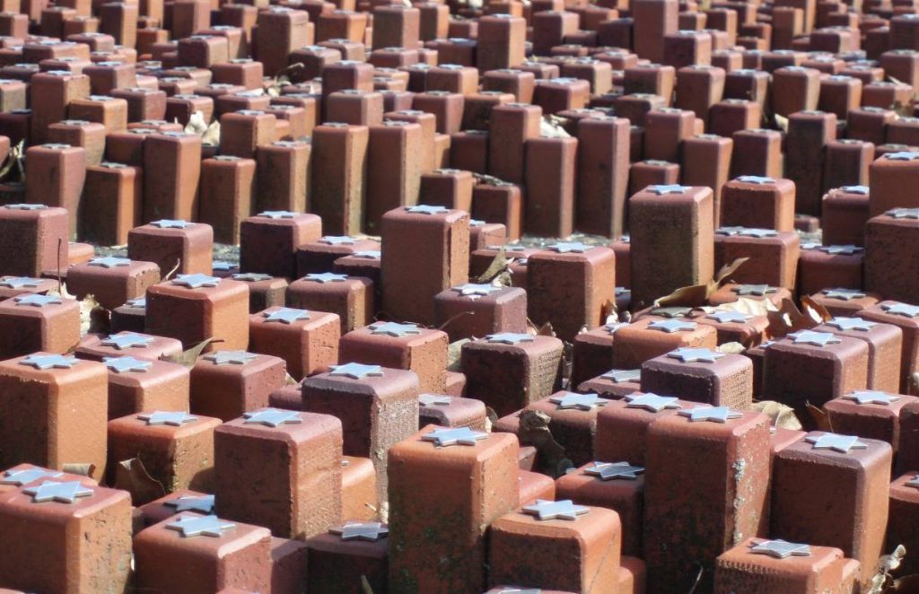 Monument van de 102.000 stenen in Voormalig Kamp Westerbork